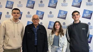 Ο Μιχάλης Στουκίδης με μαθητές του 5ου ΓΕΛ Μυτιλήνης στη δράση Σχολείο εν δράσει