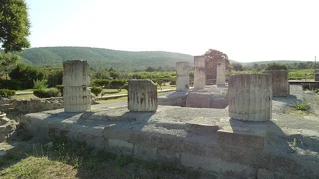 Άποψη_του_ναού_μέσα_από_το_ιερό_των_Μέσων