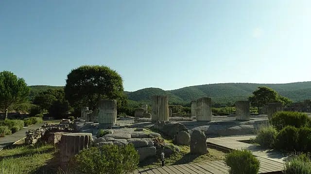 Ο_ναός_στα_δεξιά_και_το_ιερό_των_Μέσων