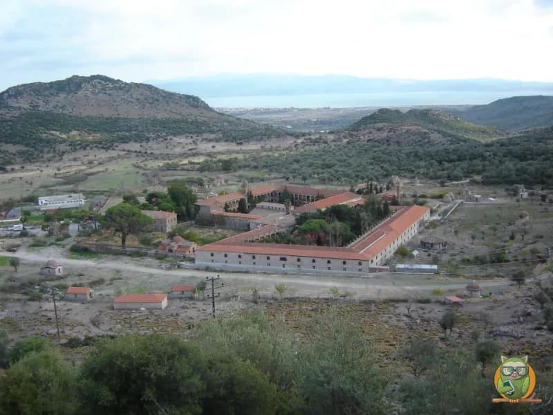 Πανοραμική άποψη της Ιεράς Μονής Λειμώνος με τα κεραμοσκεπή κτίρια γύρω από την αυλή, ανάμεσα σε λόφους με ελιές, κοντά στην Καλλονή της Λέσβου.