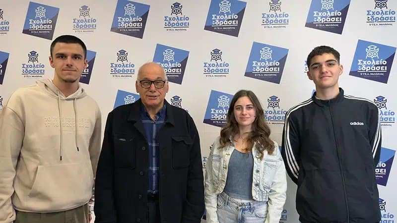 Ο Μιχάλης Στουκίδης με μαθητές του 5ου ΓΕΛ Μυτιλήνης στη δράση Σχολείο εν δράσει